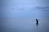 Un garçon pêche près de la plage de Larantuka, petite ville à l'extrémité oriental de l'île de Flores.